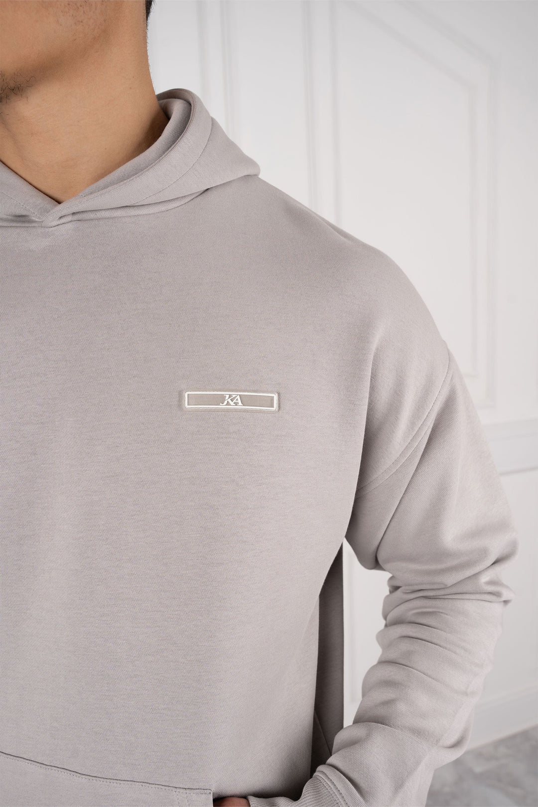 Sportlicher Herren Kapuzenpullover des Slim Fit Trainingsanzugs mit Reißverschluss, ideal für Fitness.