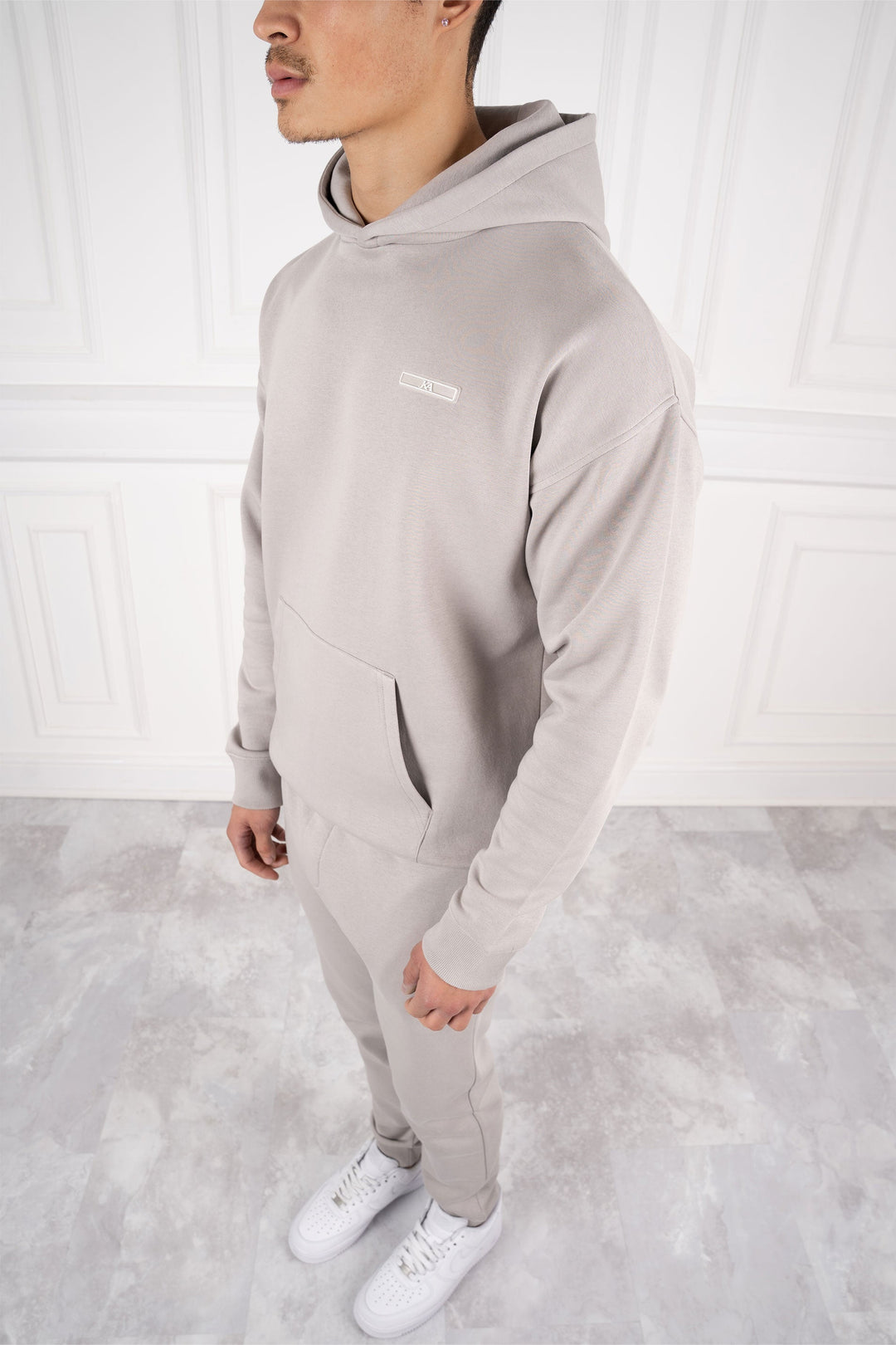 Komfortabler Herren Sport- und Freizeitanzug Slim Fit mit Kapuze, atmungsaktiv für ganzjähriges Training.