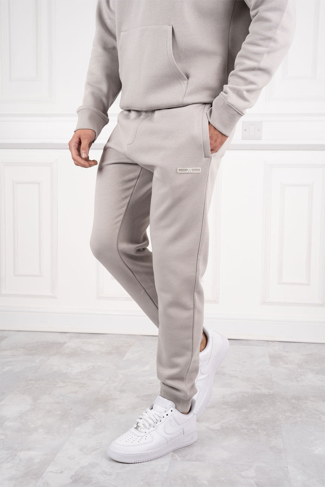 Stilvoller Herren Slim Fit Freizeitanzug mit Kapuze und Jogginghose, die perfekte Sportbekleidung.