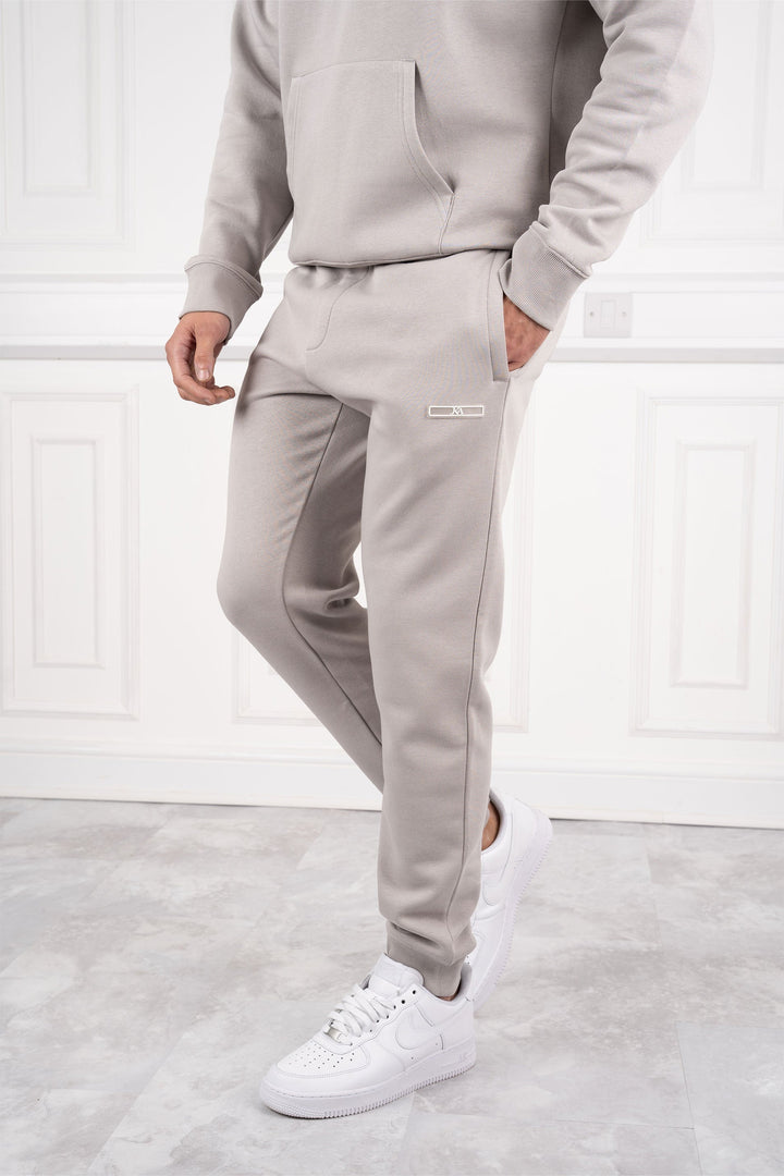 Stilvoller Herren Slim Fit Freizeitanzug mit Kapuze und Jogginghose, die perfekte Sportbekleidung.