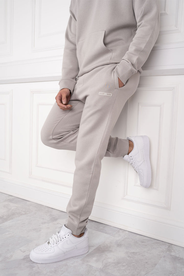 Vielseitiger Herren Slim Fit Trainingsanzug mit Kapuzenjacke & Jogginghose, ideal für Sport & Entspannung.