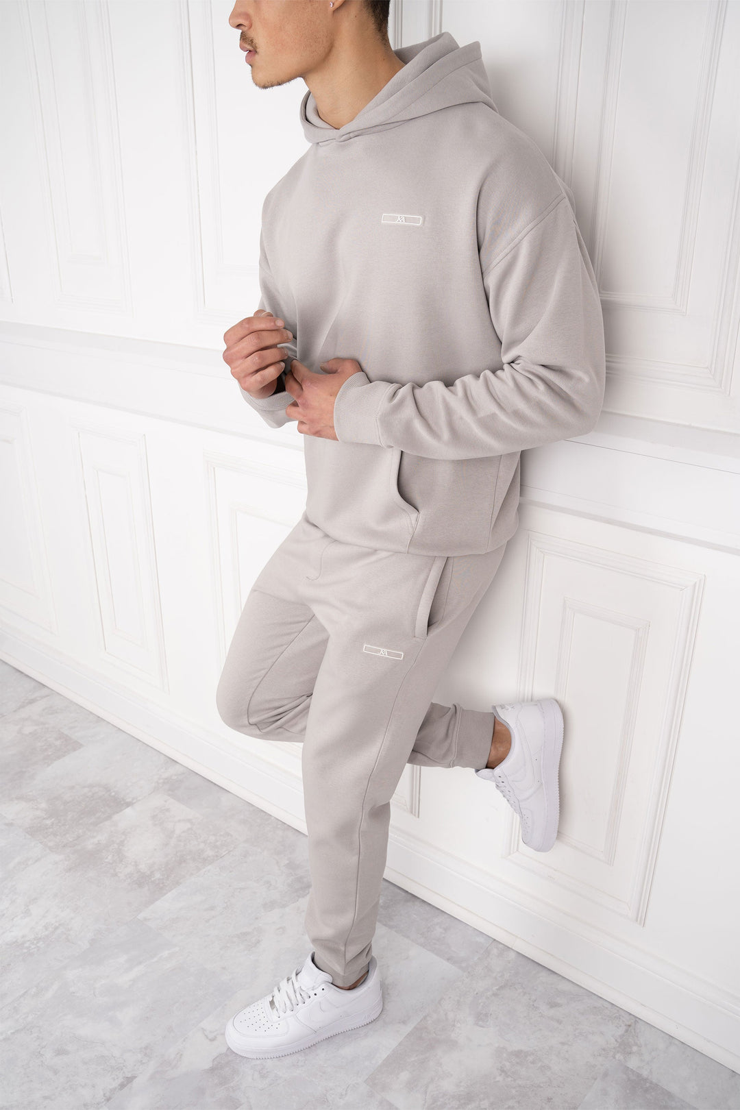 Hochwertiger Herren Slim Fit Trainingsanzug mit Kapuze, Reißverschluss und bequemer Jogginghose für Fitness.