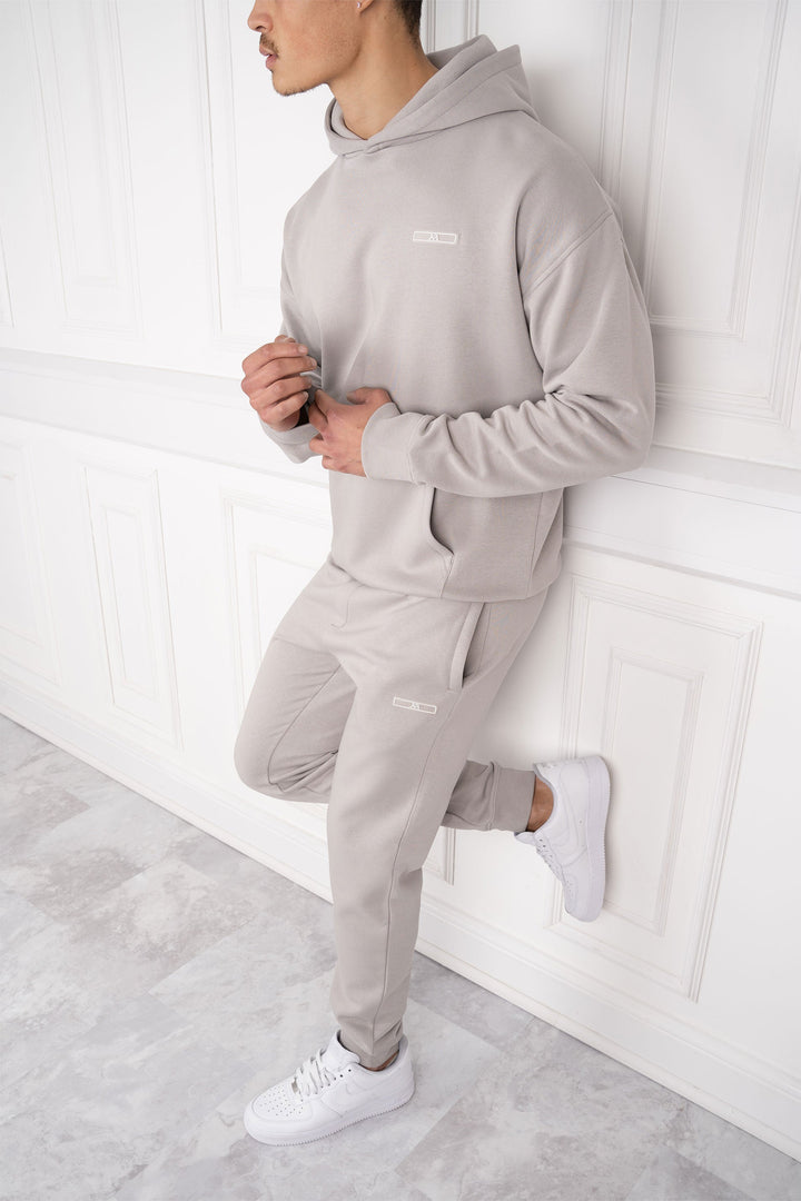 Hochwertiger Herren Slim Fit Trainingsanzug mit Kapuze, Reißverschluss und bequemer Jogginghose für Fitness.