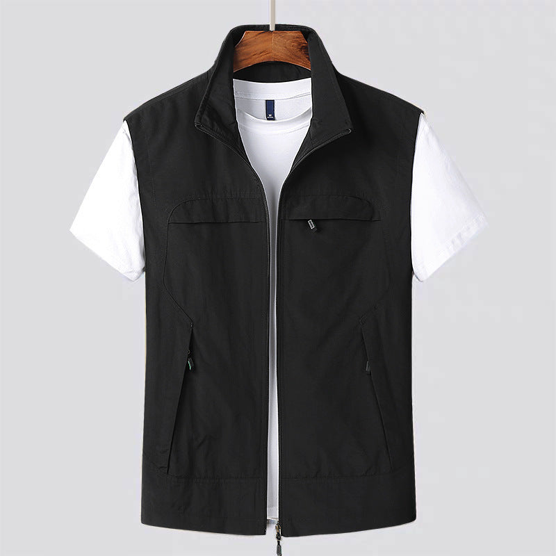 Warme ärmellose Herren Weste für Herbst & Winter. Sportliche Slim Fit Freizeitjacke in dunklem Ton.