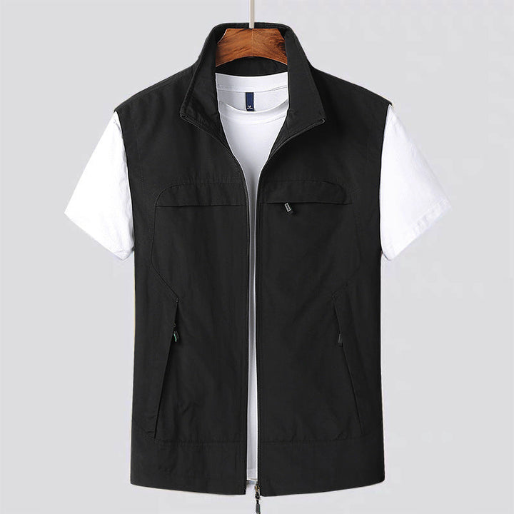Warme ärmellose Herren Weste für Herbst & Winter. Sportliche Slim Fit Freizeitjacke in dunklem Ton.