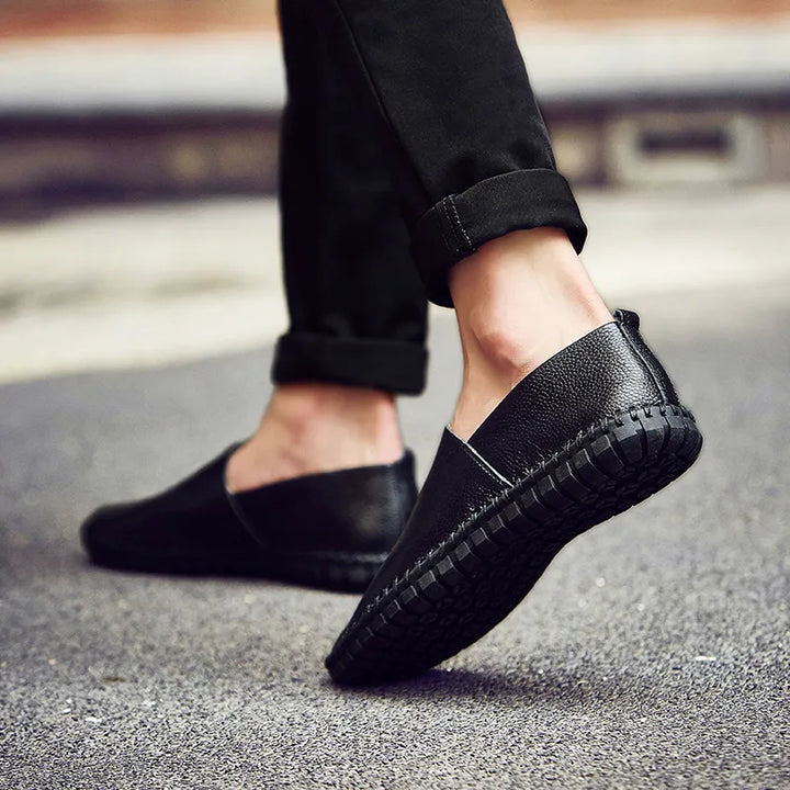 Schwarze Herren Slip-On Bequemschuhe für einfaches Anziehen. Ideal als Fahrschuhe oder Freizeitschuhe.