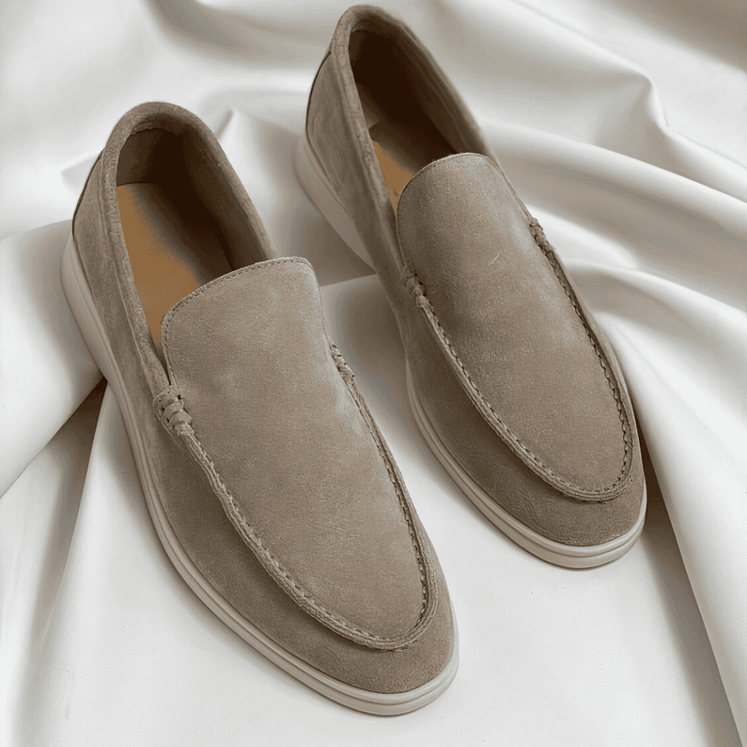 Herren Slip-On Loafers in minimalistischem Design für stilvolle Frühlingstage. Bequeme Halbschuhe für Business Casual.