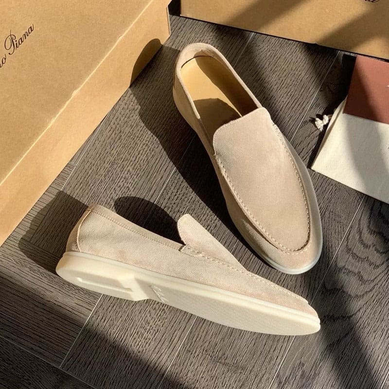 Nahaufnahme der minimalistischen Herren Slip-On Loafers, zeigt feine Textur und hochwertige Verarbeitung. Perfekt für den Frühling.