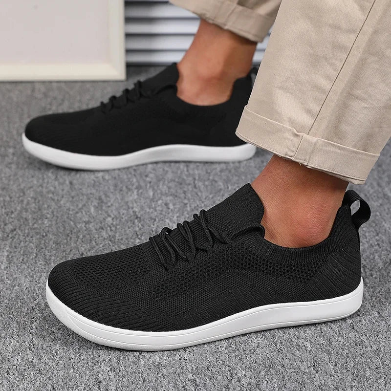 Robuster Herren Freizeitschuh mit rutschfester Sohle und atmungsaktivem Mesh-Obermaterial.
