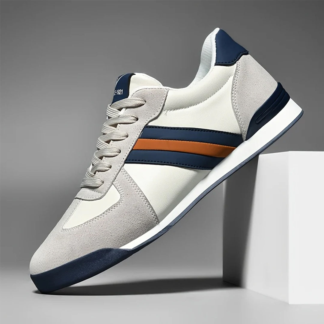 Herren-Sneaker mit Streifendetail und gepolstertem Innenfutter. Bequeme Freizeitschuhe für den Alltag.