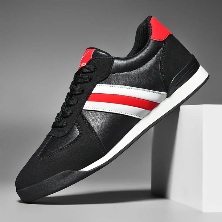 Herrenmode: Klassische Sneaker mit Streifendetail, gepolstert für Komfort. Perfekte Alltagsschuhe für Männer.