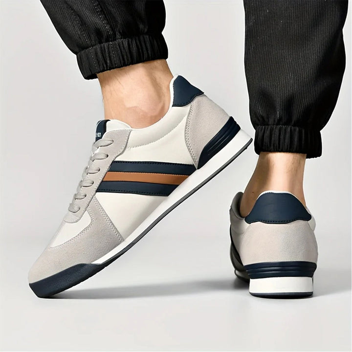 Hochwertige Herrenschuhe: Sneaker mit modernem Streifendetail und weich gepolstertem Innenfutter für Komfort.