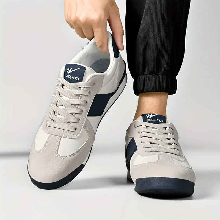 Bequeme Herren-Turnschuhe mit gepolstertem Innenfutter und markantem Streifen-Design. Ideal für Alltag & Freizeit.