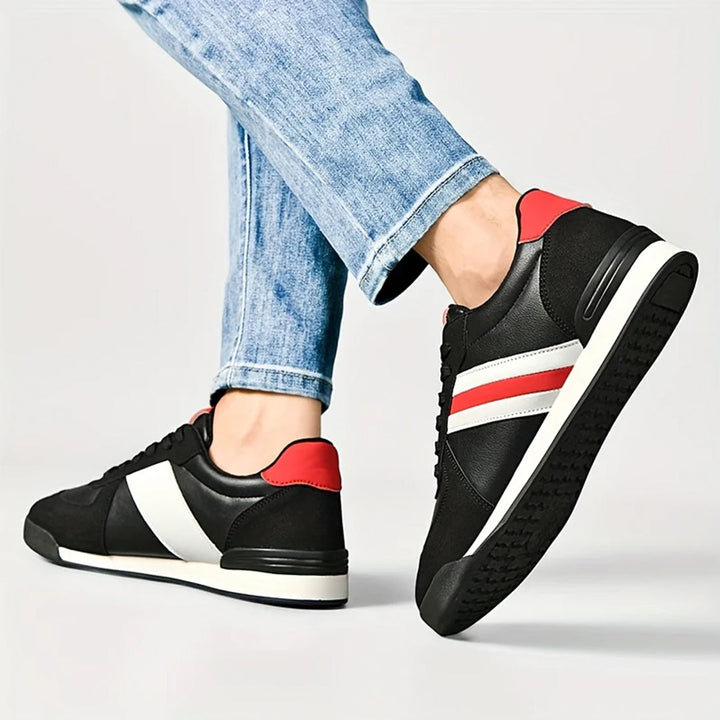 Modische Herren-Sneaker mit Streifendetail und flacher Sohle. Das weiche Polsterfutter sorgt für bequemes Gehen.