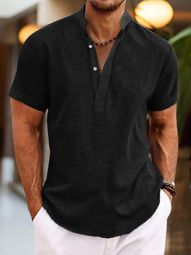 Herren Kurzarm Henley-Shirt aus Baumwolle mit Knopfleiste. Bequemes, leichtes T-Shirt für warme Tage.