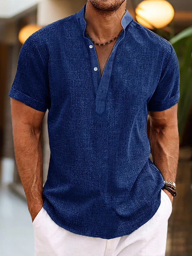 Sommerliches Herren Henley-Shirt, Kurzarm, in modernem Design. Ideal für Freizeit, Urlaub & entspannte Outfits.