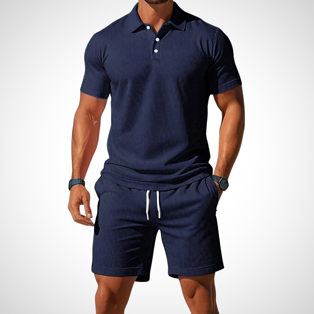 Stylisches Herren Sommer Set: Kurzarm Poloshirt und passende Shorts für entspannte Tage.