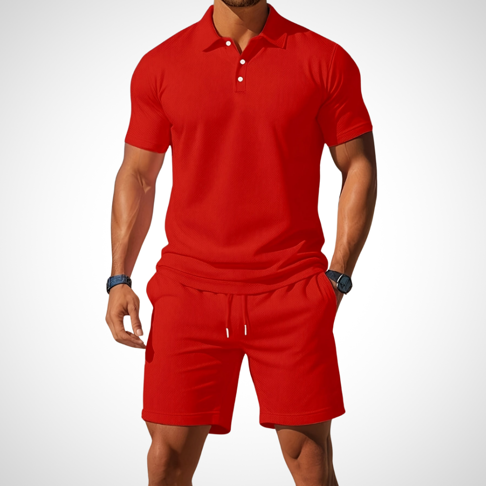 Sportliches Herren Sommer Set mit atmungsaktivem Poloshirt und komfortablen Shorts.