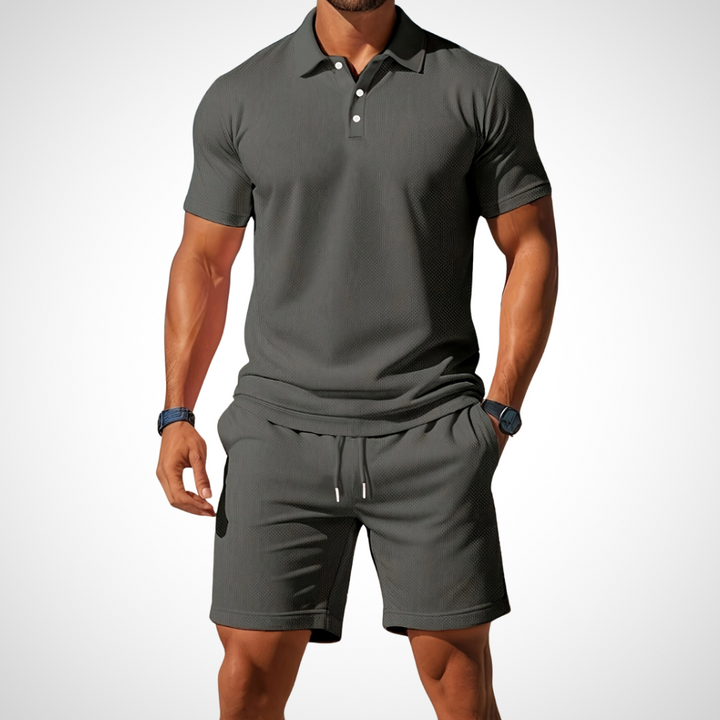 Modernes Herren Sommer Set: Poloshirt mit Kragen und kurze Hose, ideal für Freizeitlooks.