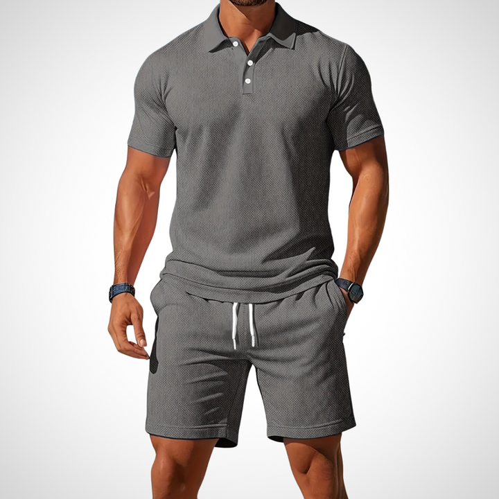 Komfortables Herren Sommer Freizeit-Set aus Poloshirt und Shorts. Perfekt für entspannte Stunden.