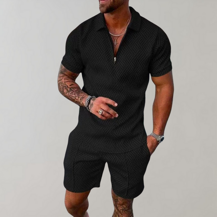 Bequemes Herren Freizeit-Set aus leichtem Poloshirt und Shorts, ideal für warme Sommertage.