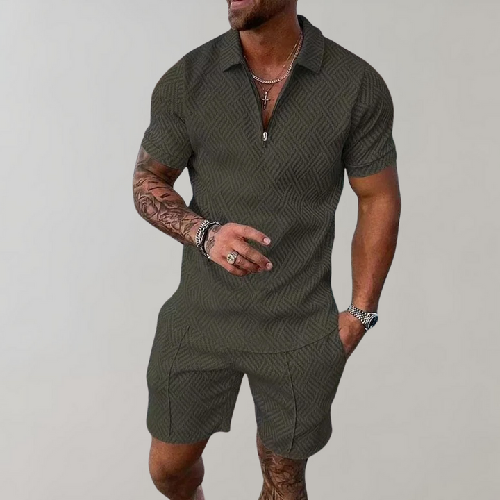 Casual Herren Sommerkleidung: Modernes Poloshirt und Shorts-Set, perfekt für Strand und Freizeit.