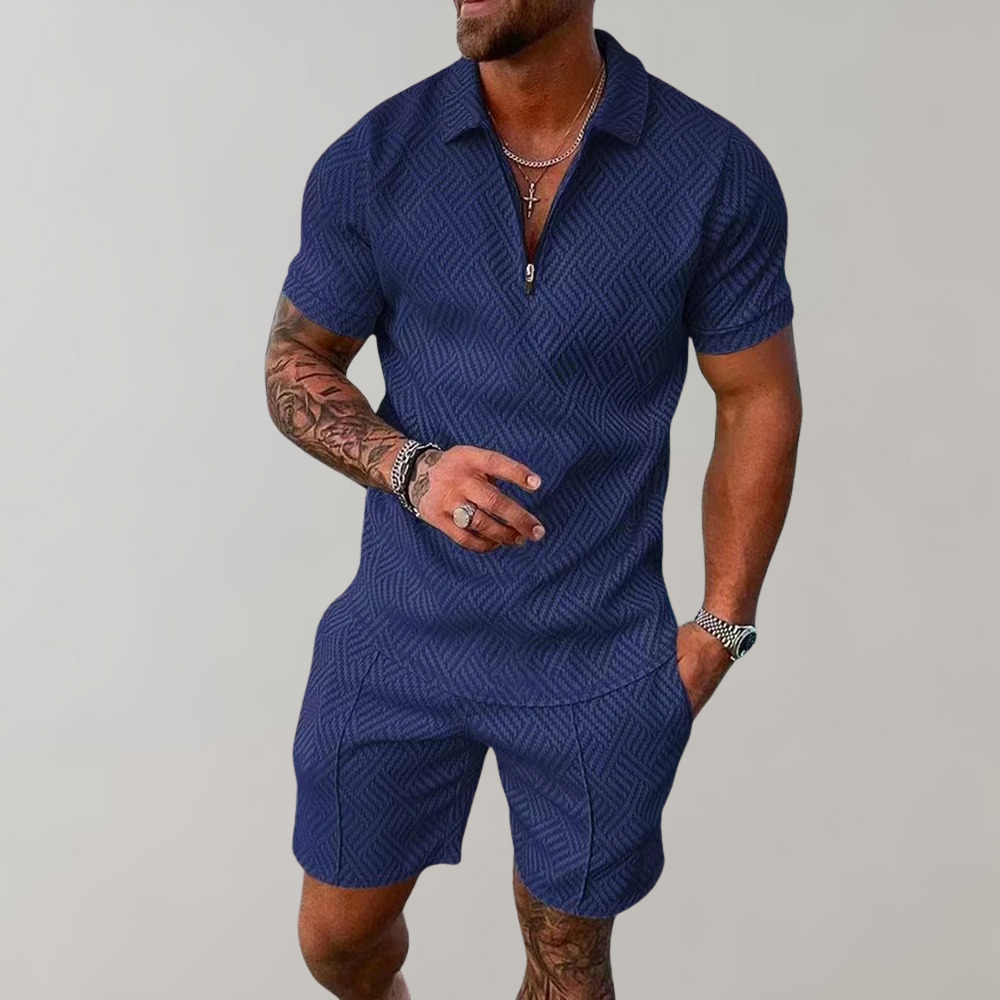 Detaillierte Ansicht des Herren Poloshirts und der passenden Shorts als komplettes Sommer-Outfit.