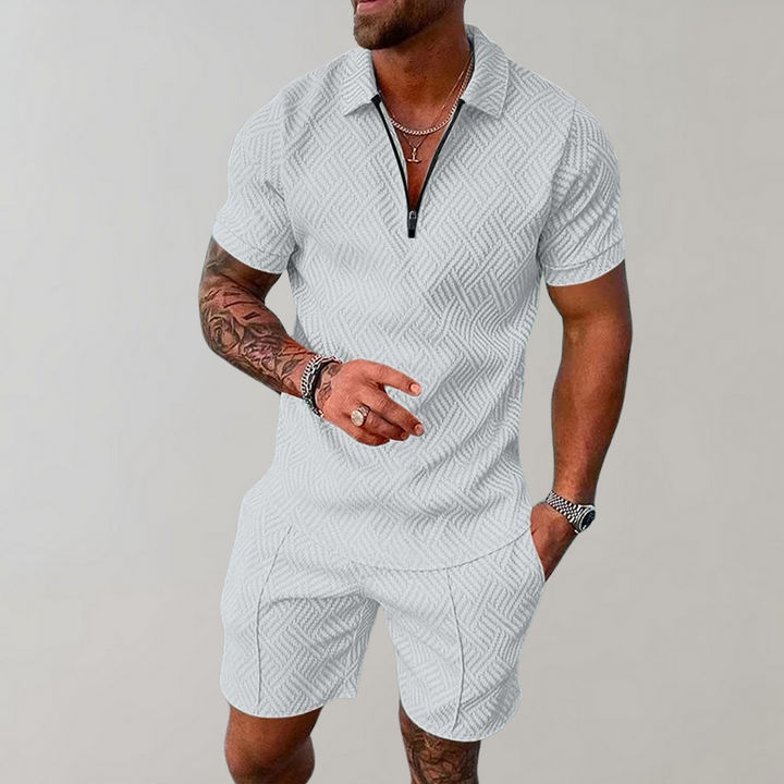 Vielseitiges Herren Freizeit-Outfit: Poloshirt und Shorts als leichtes Set für den Sommerurlaub.