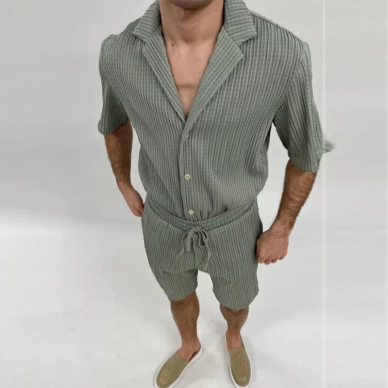 Bequemes Herren Sommer-Set aus atmungsaktivem Stoff, Kurzarm-Hemd & Shorts, ideal für warme Tage.