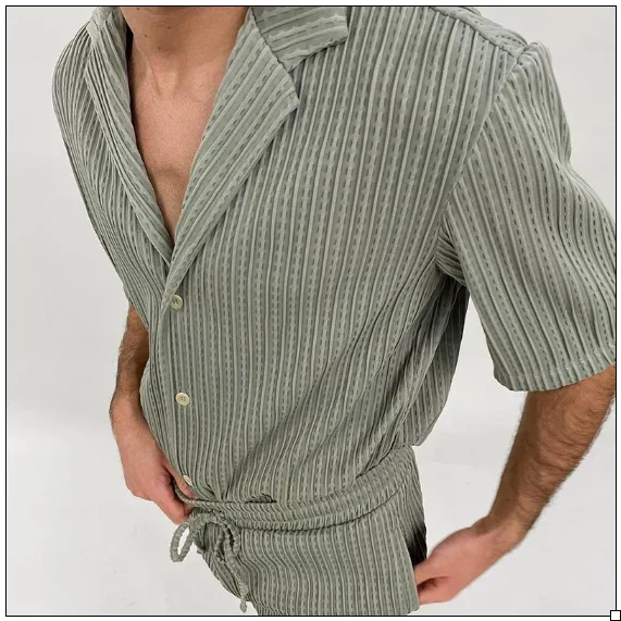 Casual Herren Zweiteiler: Kurzarm-Hemd & Shorts, perfekt als Sommer Outfit für Strand & entspannte Urlaubstage.