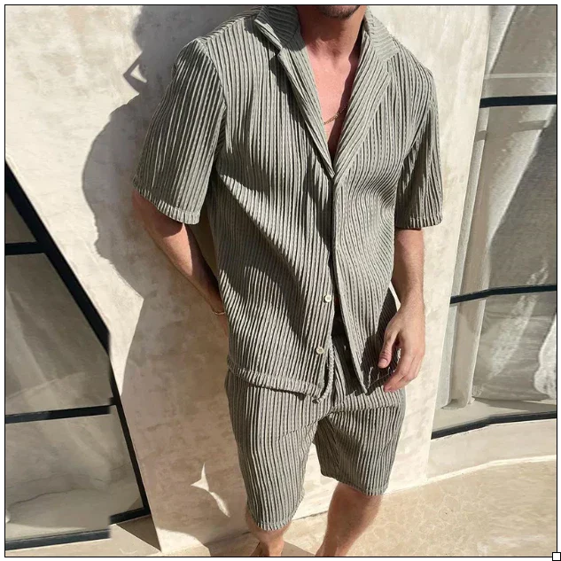 Mann trägt leichtes Herren Sommer-Set mit Kurzarm-Hemd & Shorts, genießt die Sonne bei Freizeitaktivitäten.
