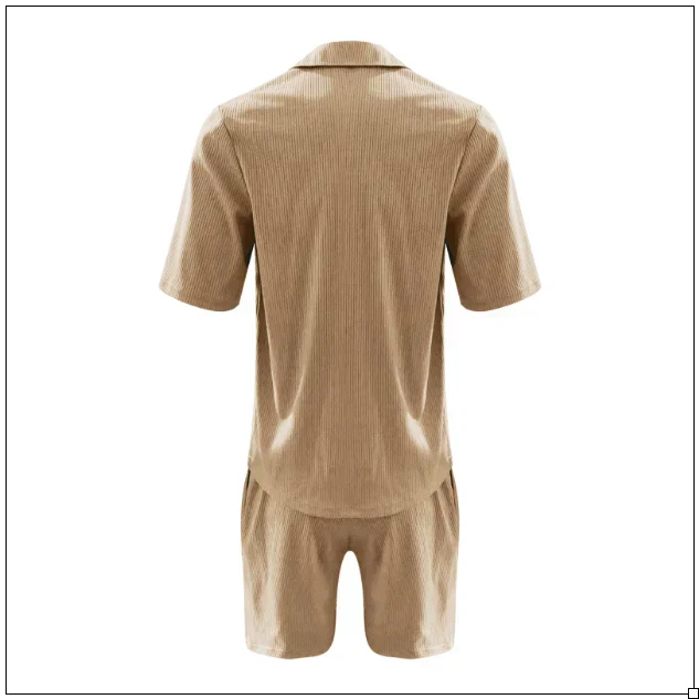 Modernes Herren Sommer-Set mit Kurzarm-Hemd & Shorts, perfekt für entspannte Casual-Looks im Urlaub.