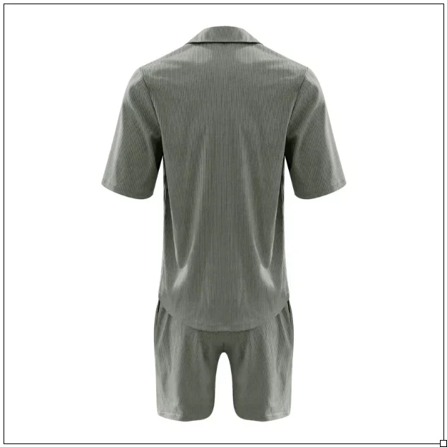 Mann posiert im lässigen Herren Sommer-Set, bestehend aus Kurzarm-Hemd und Shorts – ideal für den Urlaub.