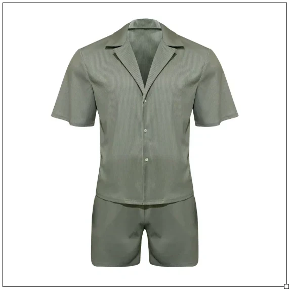 Gefaltetes Herren Sommer-Set: Leichtes, atmungsaktives Kurzarm-Hemd und passende Shorts, bereit für den Sommerurlaub.