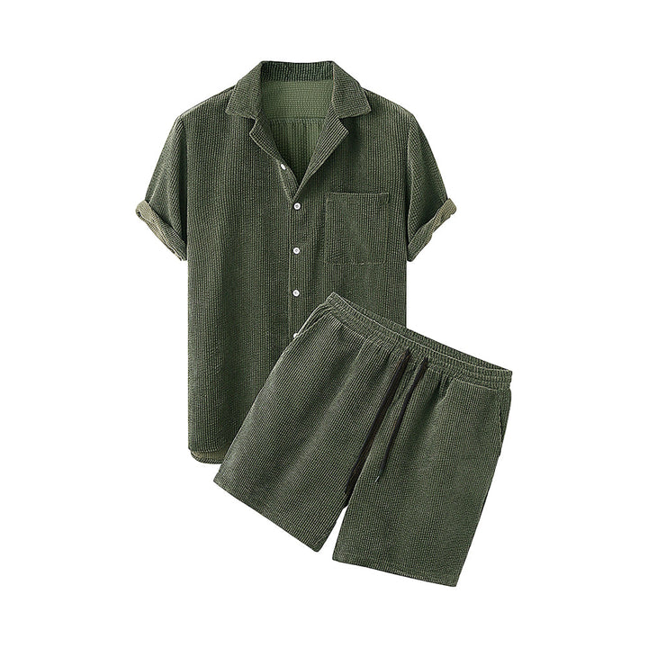 Herren Sommer Set: Stilvolles, bequemes Kurzarm Hemd und Shorts für warme Tage und Freizeit.