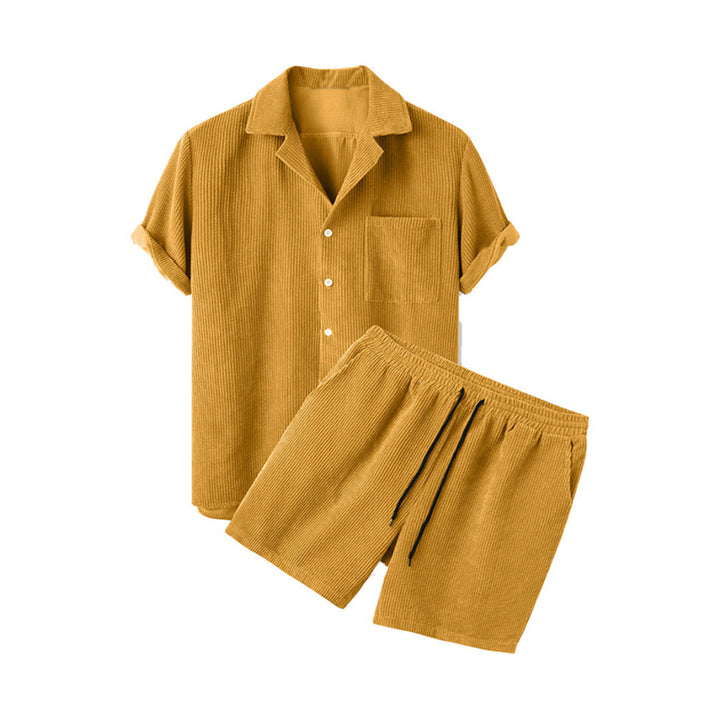 Atmungsaktives Herren Loungewear Set mit Kurzarmhemd und Shorts, perfekt für entspannte Sommertage.
