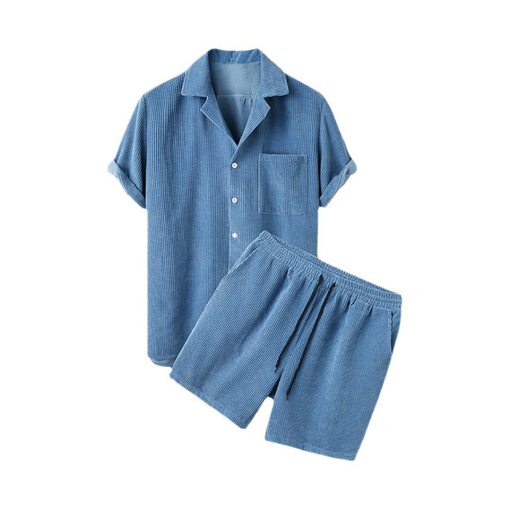 Elegant-bequemes Herren Sommer Set: Kurzarmhemd und Shorts, ideal als Urlaubsoutfit oder Freizeitkleidung.