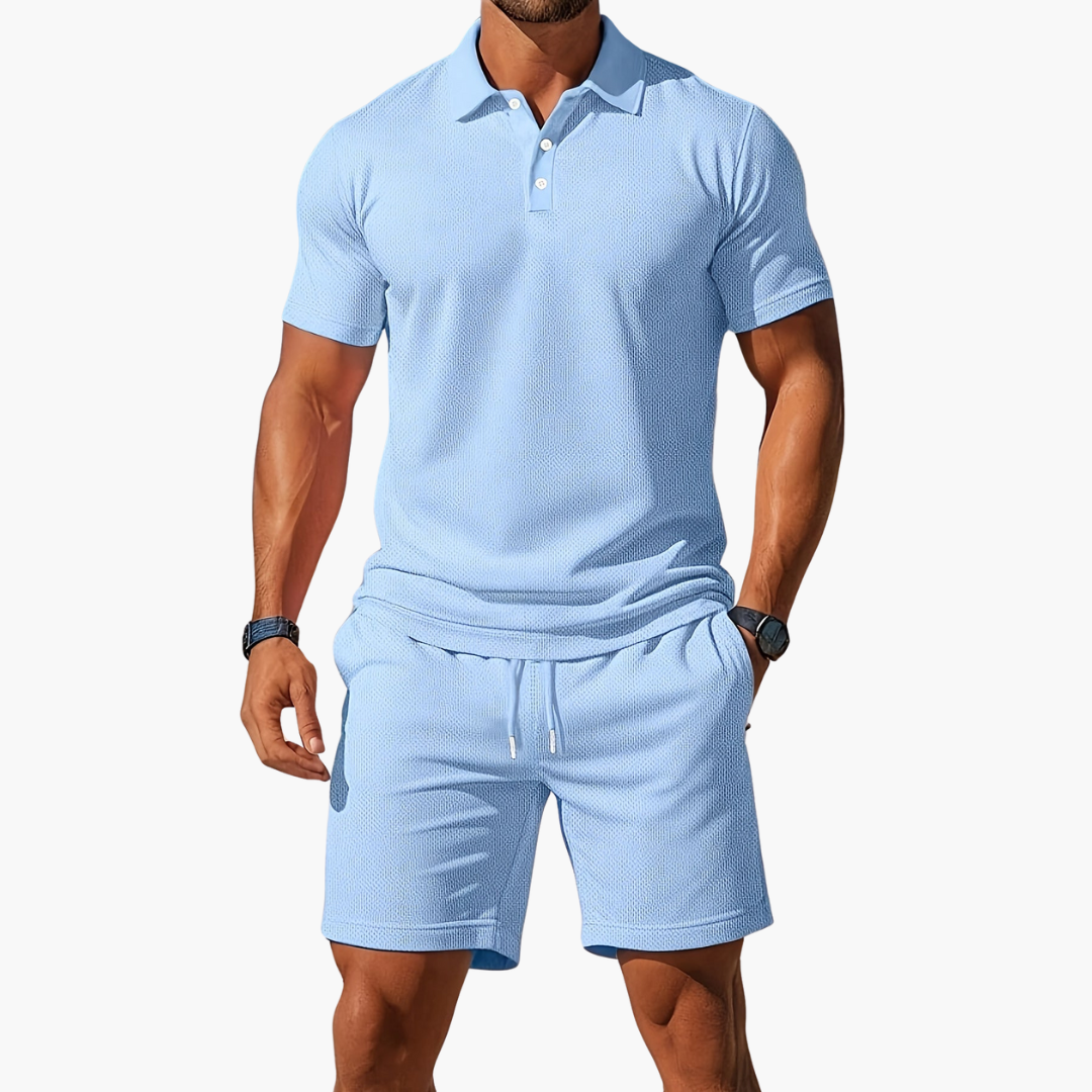 Herren Sommer Set: Stilvolles hellblaues Polohemd & bequeme Shorts für Freizeit und Urlaub.