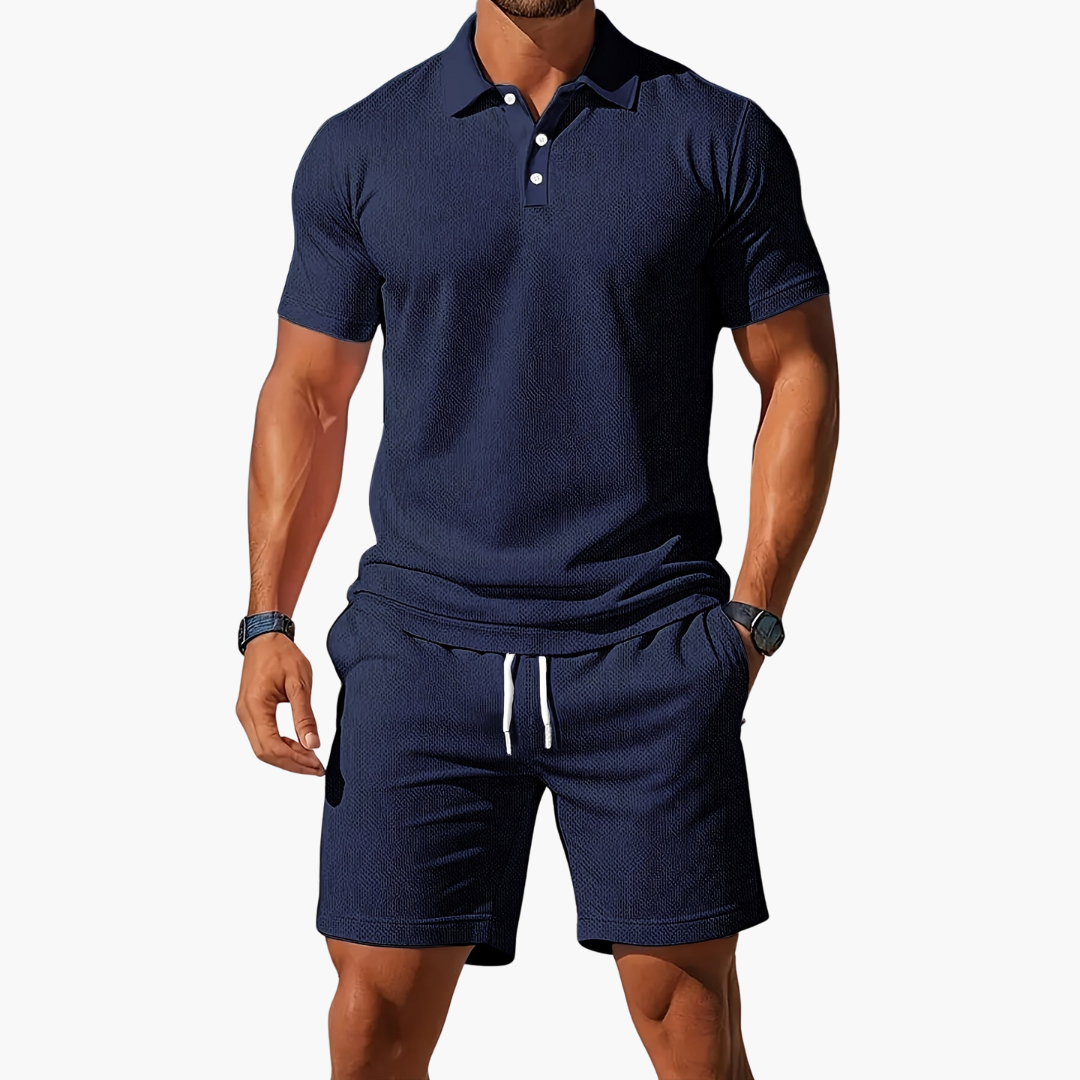 Lässiges Herren Sommer Set mit Polohemd und Shorts in Marineblau, perfekt für warme Tage.
