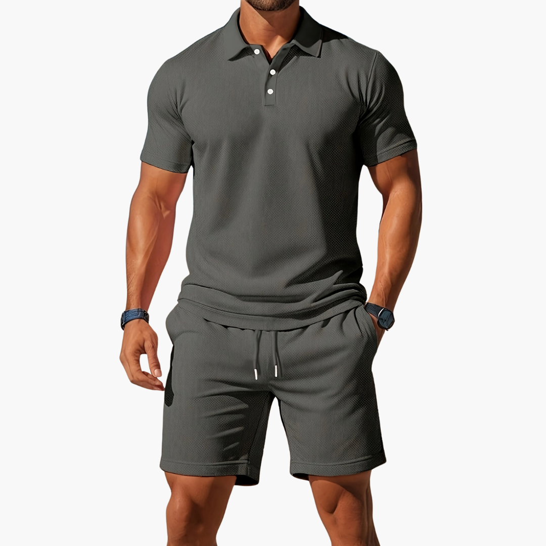 Herren Sommer Zweiteiler: Elegantes Polohemd & lässige Shorts in Hellblau, ideal für Urlaub & Freizeit.