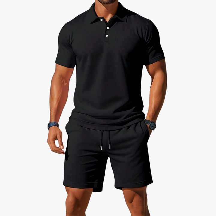 Marineblaues Herren Sommer Set: Kurzärmliges Polohemd & bequeme Shorts mit Kordelzug für den Urlaub.