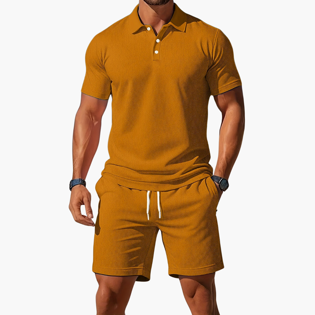 Hellgraues Herren Sommer Set: Polohemd & Shorts mit Kordelzug, perfekt für den Strand und warme Tage.