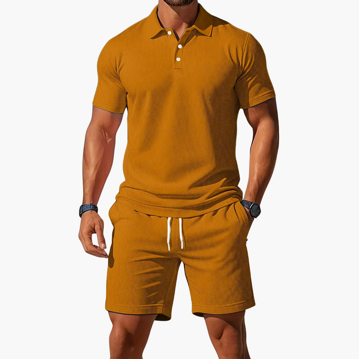 Hellgraues Herren Sommer Set: Polohemd & Shorts mit Kordelzug, perfekt für den Strand und warme Tage.