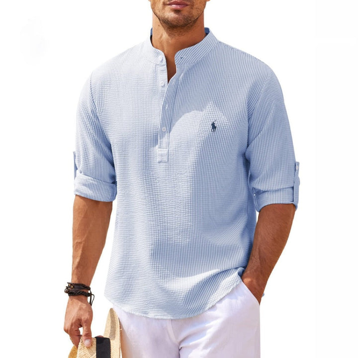 Herren Sommerhemd mit Stehkragen, halber Knopfleiste und kurzen Ärmeln für entspannte Freizeit-Looks.