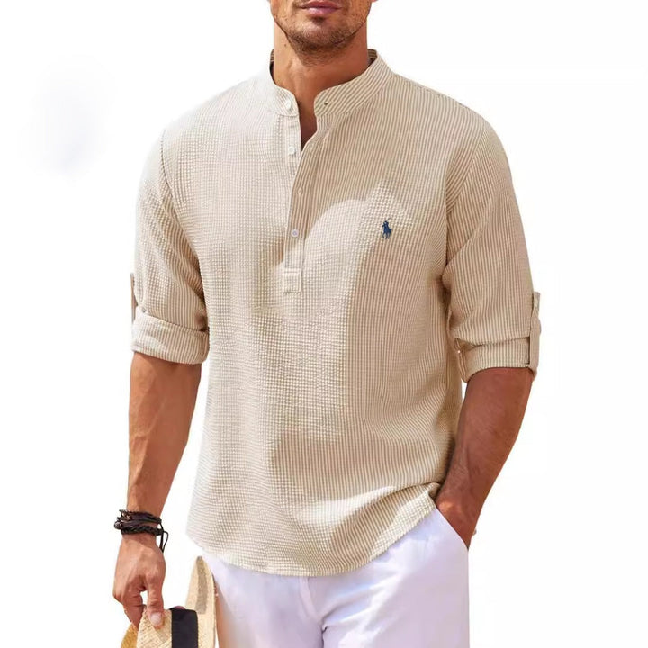 Leichtes Herren Sommerhemd, Leinen-Optik, mit elegantem Stehkragen und halber Knopfleiste, perfekt für warme Tage.