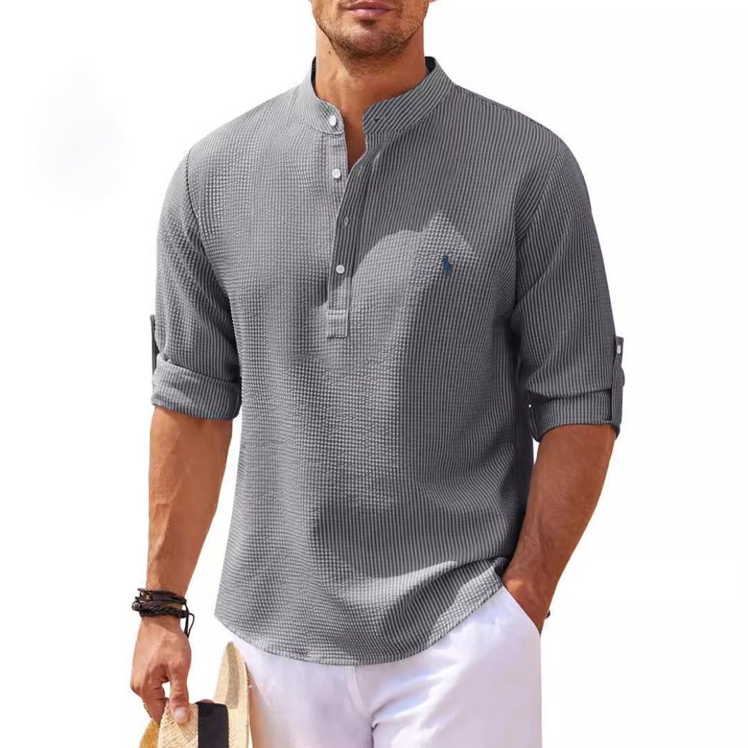 Vielseitiges Herrenhemd für den Sommer mit bequemem Stehkragen und halber Knopfleiste, ideal für smarte Casual-Outfits.