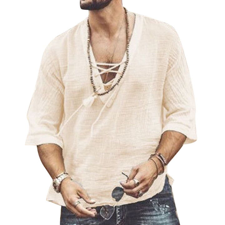 Herren Sommerhemd mit stilvoller Schnürung. Leichtes, luftiges Kurzarmhemd für Freizeit und Strand. Modernes Henley Design.