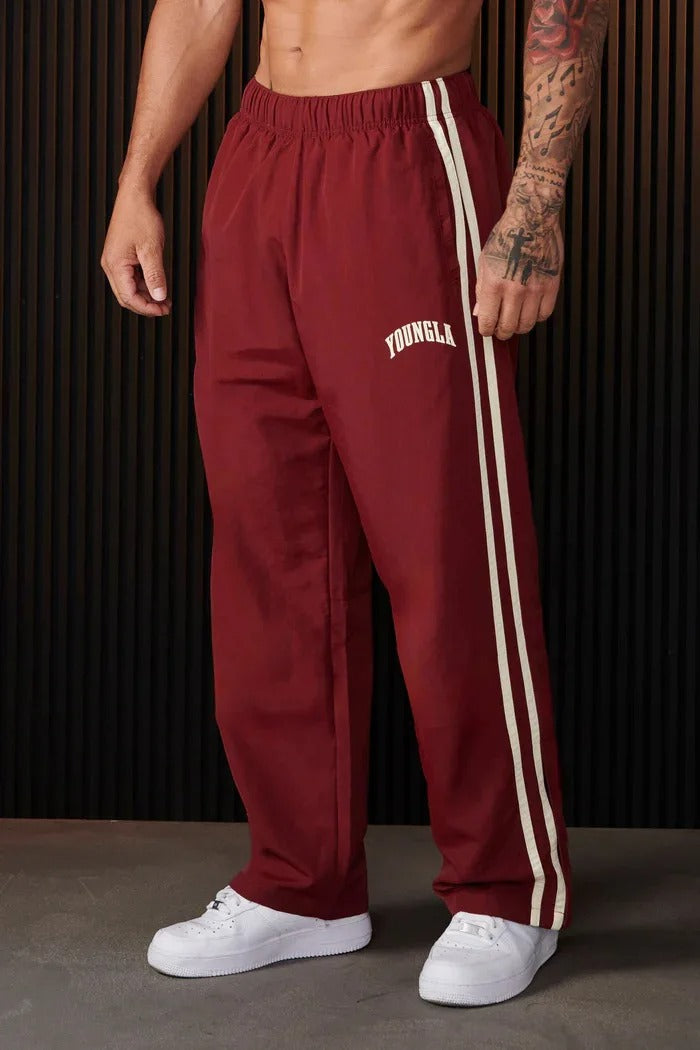 "Herren Sporthose mit Doppelstreifen, atmungsaktiv und flexibel, lebhafte Seitenstreifen, dehnbarer Bund, schmale Bündchen."