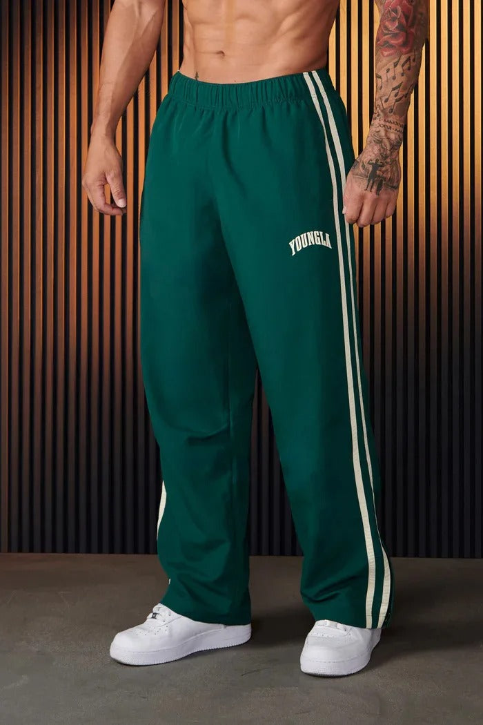 "Herren Sporthose mit Doppelstreifen, atmungsaktiv und flexibel, lebhafte Seitenstreifen, dehnbarer Bund, schmale Bündchen."
