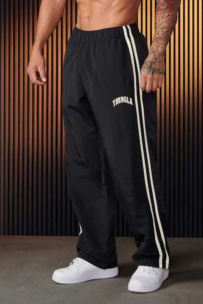 "Herren Sporthose mit Doppelstreifen, atmungsaktiv und flexibel, lebhafte Seitenstreifen, dehnbarer Bund, schmale Bündchen."